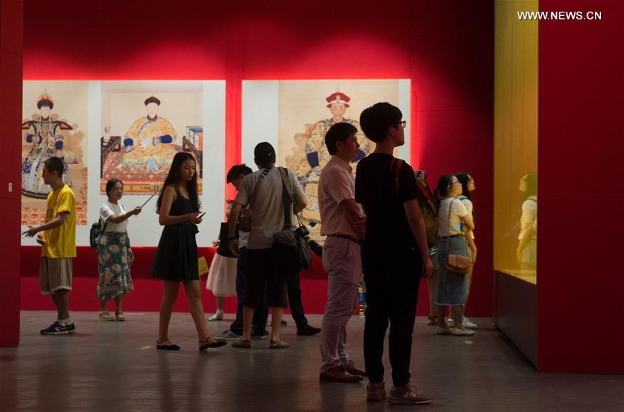 People visit exhibition about Emperor Qianlong in Hangzhou(1/12)