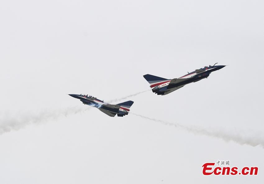 Planes of the Bayi (August 1) Aerobatics Team perform at an air show in Changchun City, the capital of Northeast China’s Jilin Province, Aug. 10, 2017. The show is also part of the International Army Games, which run from July 29 to Aug. 12 and consist of 28 competitions to be held in Russia, China, Azerbaijan, Belarus and Kazakhstan. (Photo: China News Service/Zhang Yao)