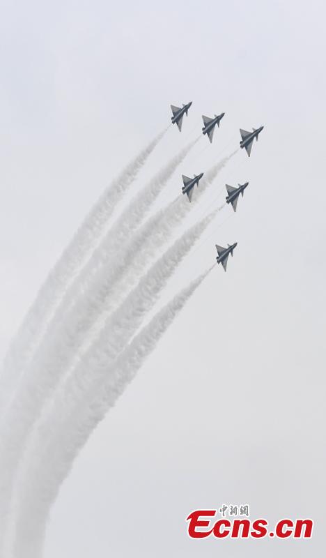 Planes of the Bayi (August 1) Aerobatics Team perform at an air show in Changchun City, the capital of Northeast China’s Jilin Province, Aug. 10, 2017. The show is also part of the International Army Games, which run from July 29 to Aug. 12 and consist of 28 competitions to be held in Russia, China, Azerbaijan, Belarus and Kazakhstan. (Photo: China News Service/Zhang Yao)