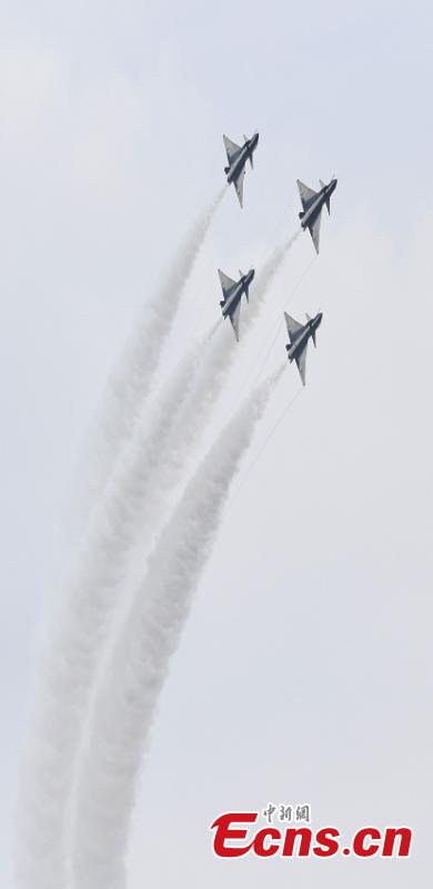 Planes of the Bayi (August 1) Aerobatics Team perform at an air show in Changchun City, the capital of Northeast China’s Jilin Province, Aug. 10, 2017. The show is also part of the International Army Games, which run from July 29 to Aug. 12 and consist of 28 competitions to be held in Russia, China, Azerbaijan, Belarus and Kazakhstan. (Photo: China News Service/Zhang Yao)