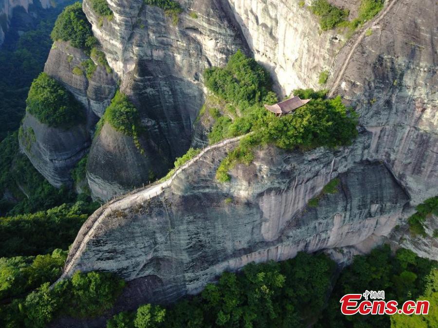 Bird’s eye view of stunning Danxia landscape in Guilin(1/3)