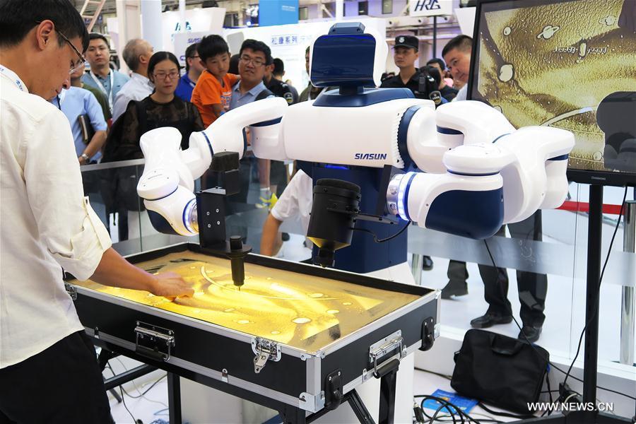 World Robot Conference attracts visitors in Beijing(1/4)