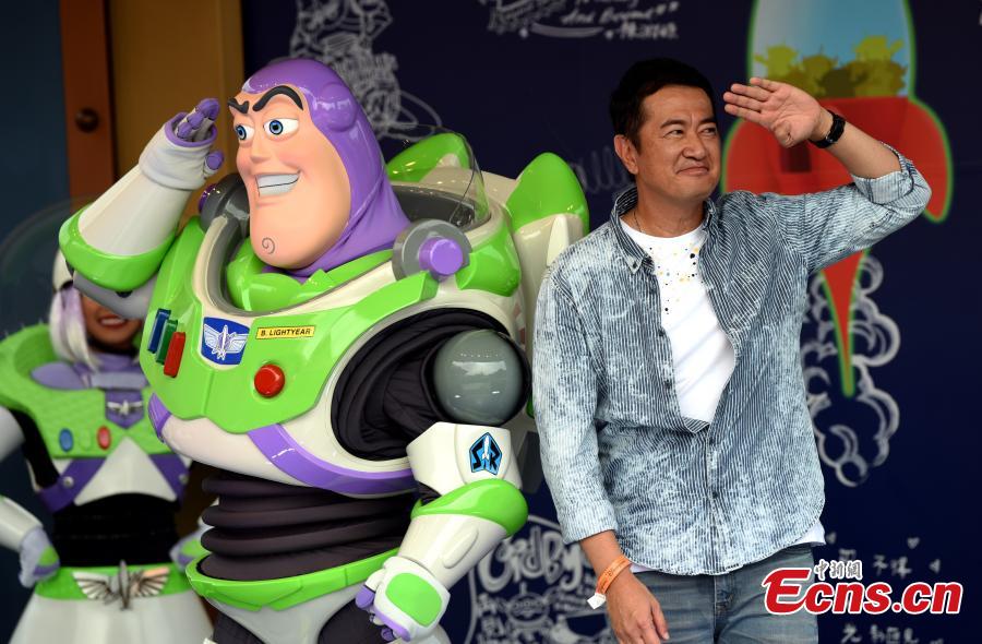 Patrick Dunn (R), Flight Lieutenant of the Hong Kong Air Cadet Corps, poses with Disneyland character Buzz Lightyear at a farewell ceremony of the Buzz Lightyear Astro Blaster at the Hong Kong Disneyland, Aug. 31, 2017. Buzz Lightyear Astro Blasters, located in Tomorrowland, will be transformed into a new Marvel-themed interactive shooting game, making it the second Marvel-themed attraction following the popular Iron Man Experience. (Photo: China News Service/Tan Daming)