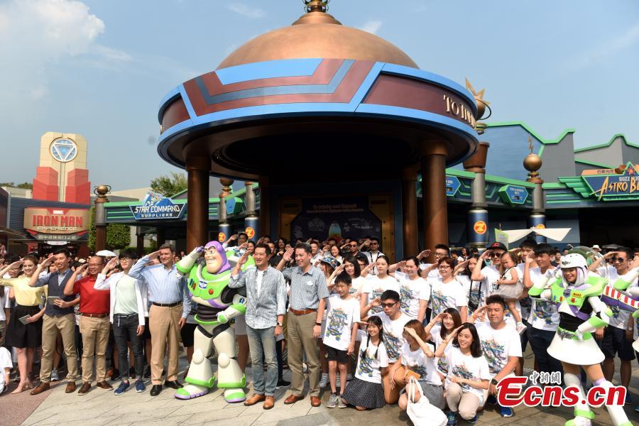 Disneyland character Buzz Lightyear poses with fans at a farewell ceremony of the Buzz Lightyear Astro Blaster at the Hong Kong Disneyland, Aug. 31, 2017. Buzz Lightyear Astro Blasters, located in Tomorrowland, will be transformed into a new Marvel-themed interactive shooting game, making it the second Marvel-themed attraction following the popular Iron Man Experience. (Photo: China News Service/Tan Daming)