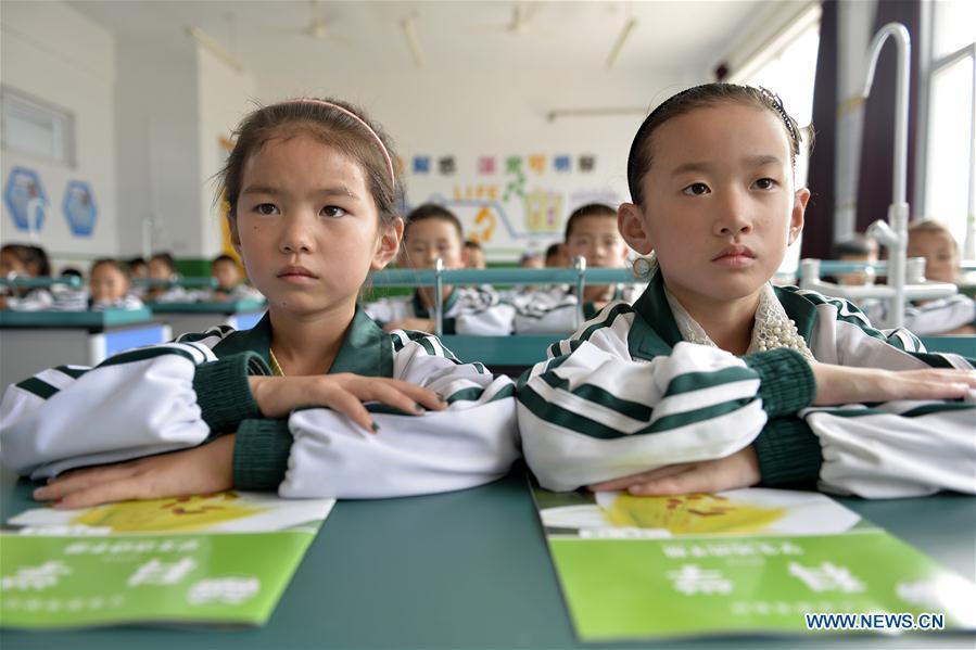 The first-year students learn the science course at Liucun Primary School in Liucun Village of Xingtai City, north China\'s Hebei Province, Aug. 31, 2017. Since the beginning of this semester, primary schools across China have started to offer the science course to the first-year students. (Xinhua/Chen Lei)