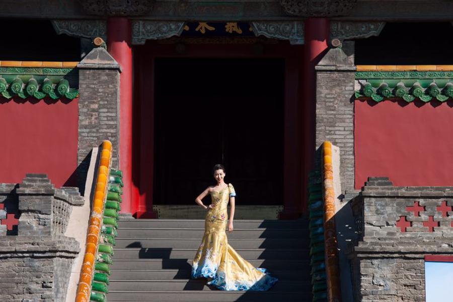 Models display grace of qipao in Shenyang(1/4)