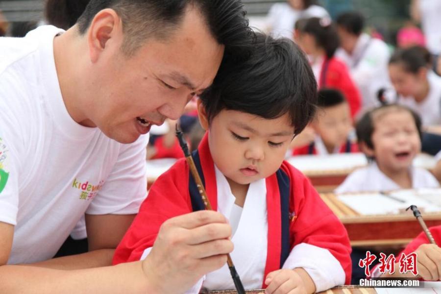 A thousand children attend First Writing Ceremony in east China(1/7)