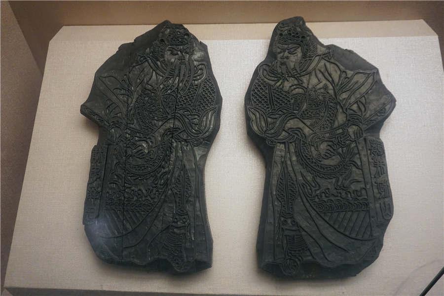 Carved wood blocks used to print paintings by Chen Yiwen.  (Photo/chinadaily.com.cn)
