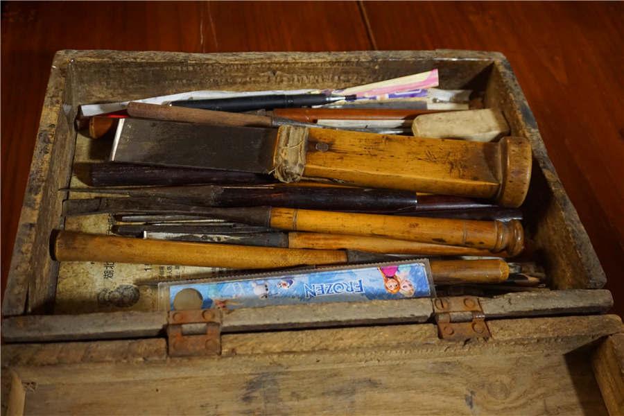 The tools used to make wood engraving painting. (Photo/chinadaily.com.cn)