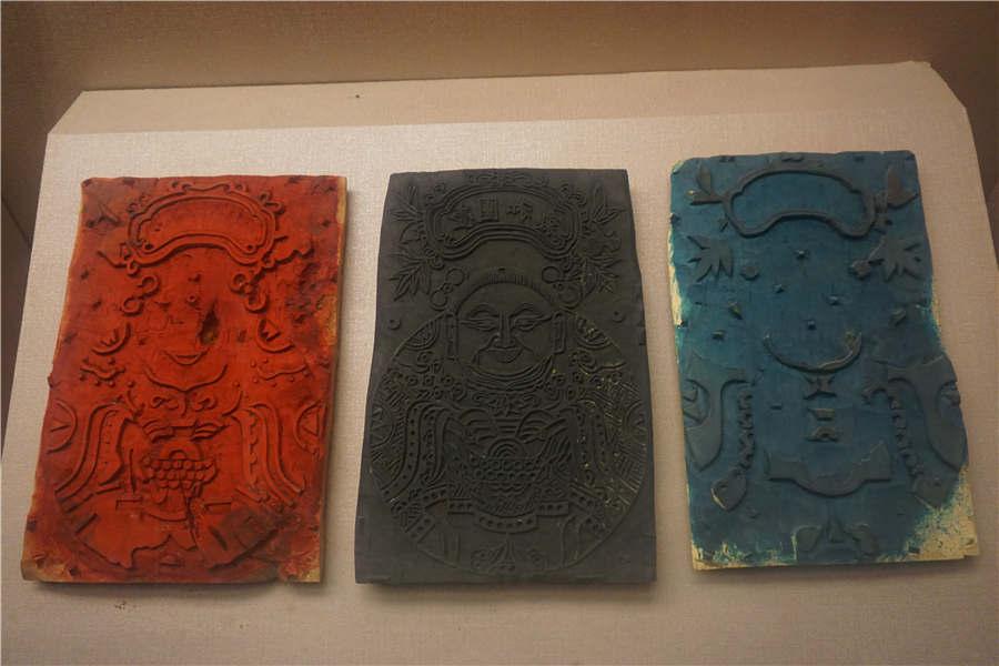Carved wood blocks used to print paintings by Chen Yiwen. (Photo/chinadaily.com.cn)