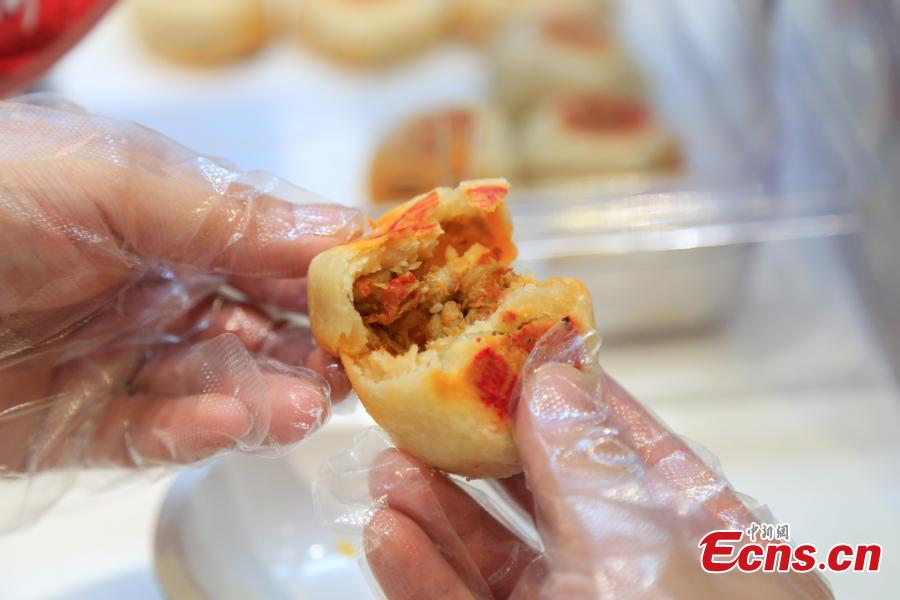 Mooncakes stuffed with crayfish are on offer at a restaurant in Hangzhou City, the capital of East China’s Zhejiang Province, Sept. 29, 2017. The restaurant is experimenting with using novel ingredients in their mooncakes, a must-have delicacy for the Mid-Autumn Festival, to boost business. (Photo: China News Service/Wang Yuan)