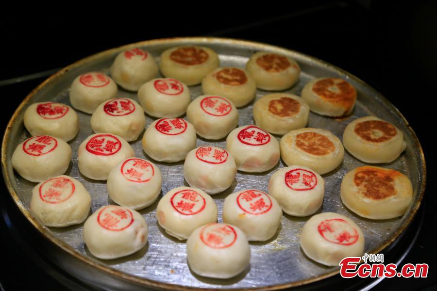 Mooncakes stuffed with crayfish are on offer at a restaurant in Hangzhou City, the capital of East China’s Zhejiang Province, Sept. 29, 2017. The restaurant is experimenting with using novel ingredients in their mooncakes, a must-have delicacy for the Mid-Autumn Festival, to boost business. (Photo: China News Service/Wang Yuan)