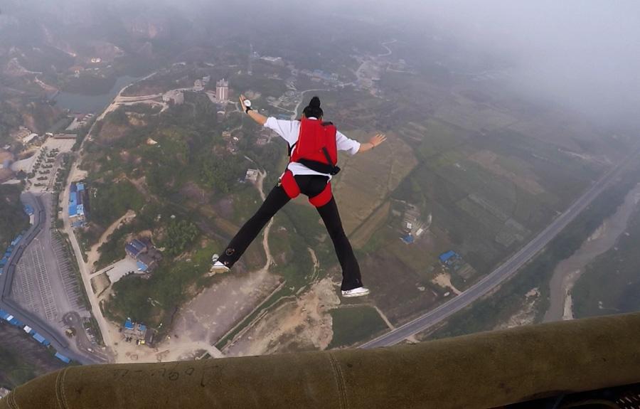Chinese female BASE jumper leaps off hot air balloon(1/6)