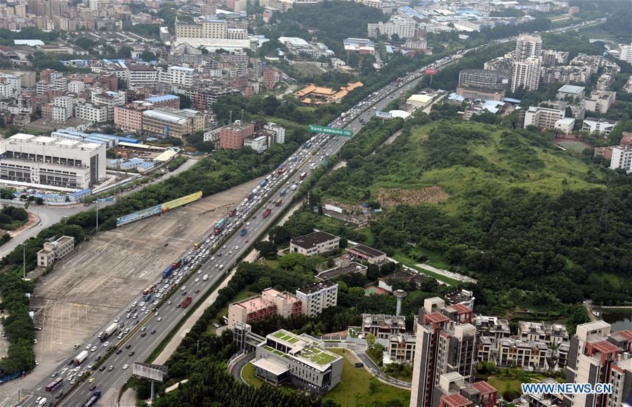 Aerial photo taken on Oct. 6, 2017 shows a one-way traffic jam in the Shabei section of the Beihuan Highway in Guangzhou, capital of south China\'s Guangdong Province. As the 8-day National Day holiday draws to its end, vacationers begin to jam highways again to make a return trip. (Xinhua/Wu Tao)