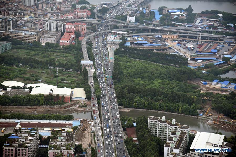 Aerial photo taken on Oct. 6, 2017 shows a one-way traffic jam in the Shabei section of the Beihuan Highway in Guangzhou, capital of south China\'s Guangdong Province. As the 8-day National Day holiday draws to its end, vacationers begin to jam highways again to make a return trip. (Xinhua/Wu Tao)