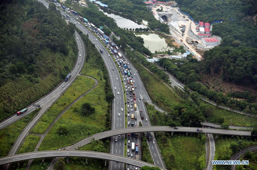 Aerial photo taken on Oct. 6, 2017 shows a one-way traffic jam in the Shabei section of the Beihuan Highway in Guangzhou, capital of south China\'s Guangdong Province. As the 8-day National Day holiday draws to its end, vacationers begin to jam highways again to make a return trip. (Xinhua/Wu Tao)