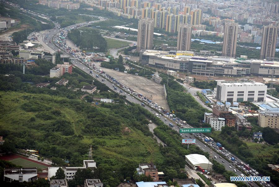 Aerial photo taken on Oct. 6, 2017 shows a one-way traffic jam in the Shabei section of the Beihuan Highway in Guangzhou, capital of south China\'s Guangdong Province. As the 8-day National Day holiday draws to its end, vacationers begin to jam highways again to make a return trip. (Xinhua/Wu Tao)