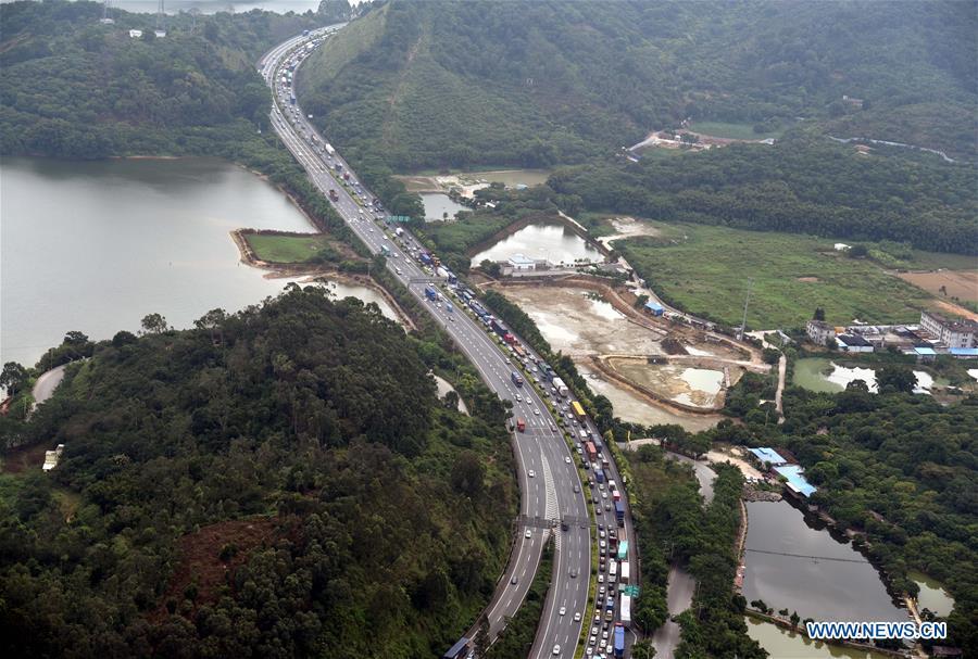 Aerial photo taken on Oct. 6, 2017 shows a one-way traffic jam in a section of the Guangzhou-Heyuan Highway, south China\'s Guangdong Province. As the 8-day National Day holiday draws to its end, vacationers begin to jam highways again to make a return trip. (Xinhua/Wu Tao)