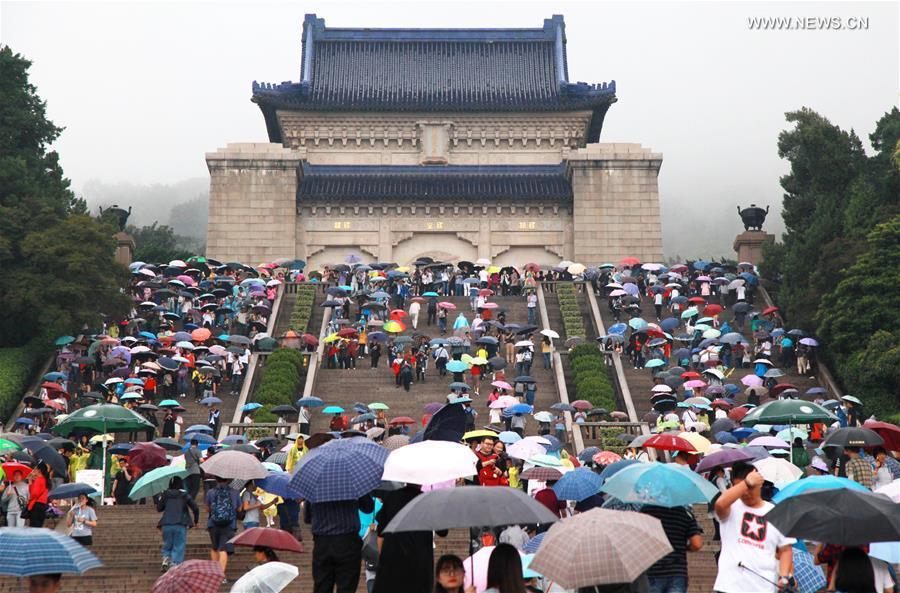 
Tourists visit Dr. Sun Yat-sen\'s Mausoleum in Nanjing, capital of east China\'s Jiangsu Province, Oct. 2, 2017. China witnessed more than 710 million tourist trips during the eight-day National Day and Mid-Autumn holidays, ringing up to about 590 billion yuan (88.68 billion U.S. dollars) in tourism income, according to the National Tourism Administration. (Xinhua/Liu Jianhua)