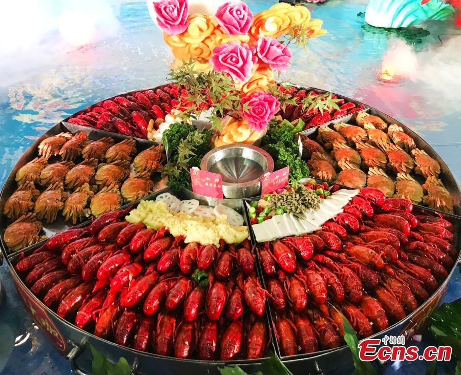 Crayfish feast held in eastern city (1/4)