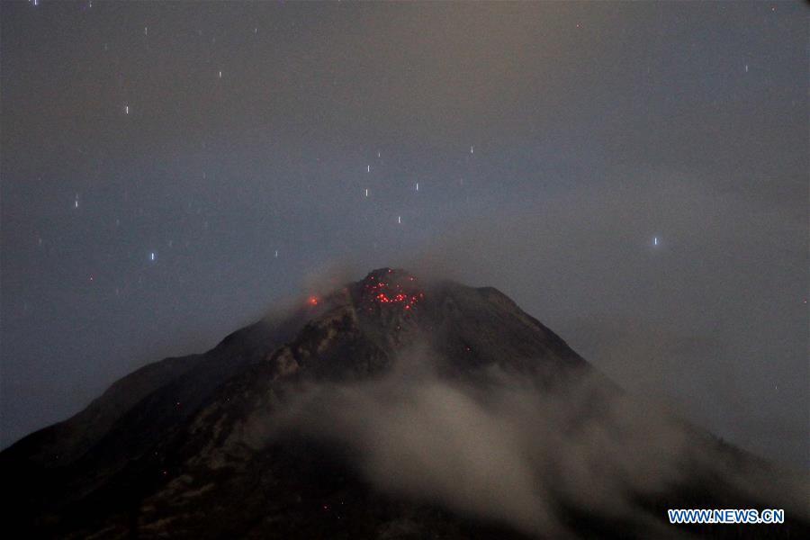 Picture taken on Oct. 15, 2017 shows Mount Sinabung spew hot lava and ash from Karo district, North Sumatra, Indonesia. Mount Sinabung is one of Indonesia\'s 129 active volcanoes. (Xinhua/Andri Ginting)
