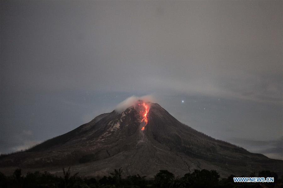 Picture taken on Oct. 15, 2017 shows Mount Sinabung spew hot lava and ash from Karo district, North Sumatra, Indonesia. Mount Sinabung is one of Indonesia\'s 129 active volcanoes. (Xinhua/Andri Ginting)