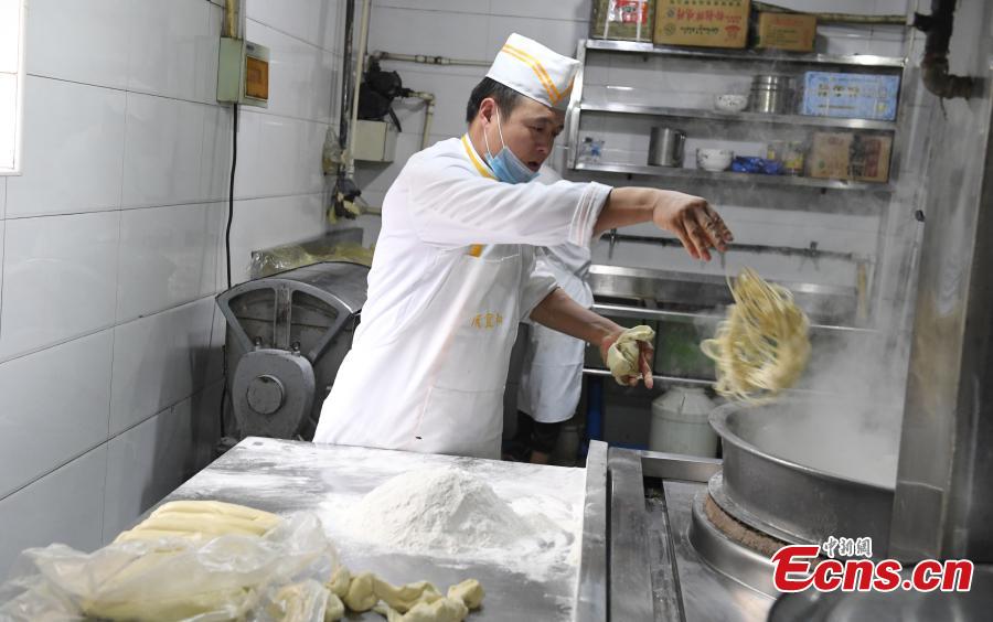 Ma Delong makes noodles in a restaurant in Lanzhou City, the capital of Northwest China’s Gansu Province, Oct. 17, 2017. Ma, who is in his thirties, has worked making hand-pulled noodles for more than 16 years. He is now able to turn dough into a bowl of noodles in just six seconds. (Photo: China News Service/Yang Yanmin)