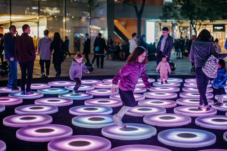 Art works by light artists and art teams from across the world have turned Beijing\'s Sanlitun area, the city\'s iconic fashion hub, into a luminous world with an ongoing light festival. (Photo provided to China Daily)