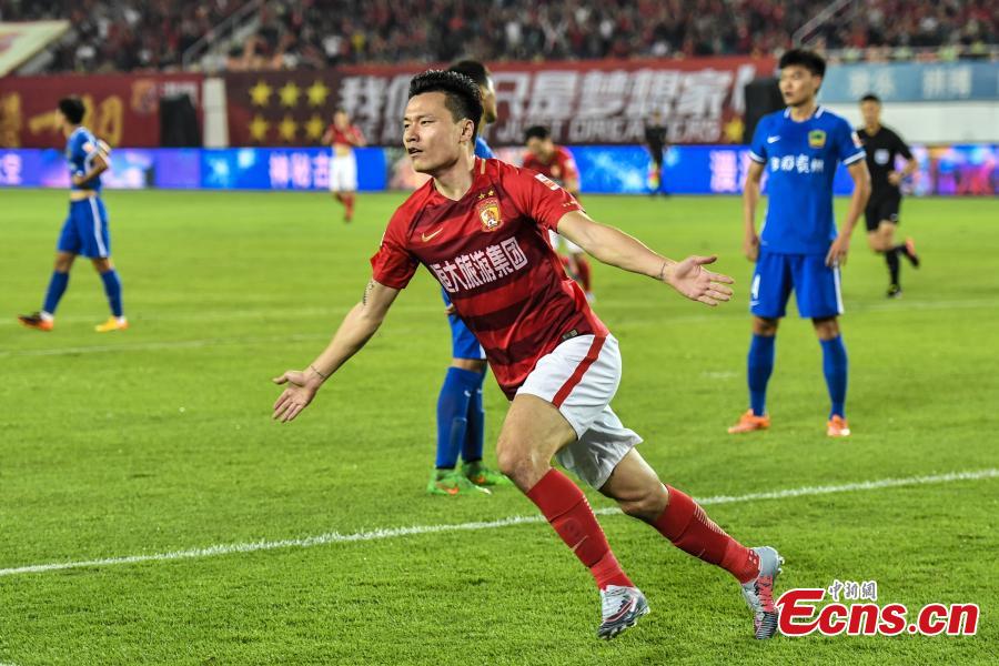 Gao Lin of Guangzhou Evergrande Taobao celebrates after scoring a goal during a Chinese Football Association Super League match in Guangzhou City, the capital of South China’s Guangdong Province, Oct. 22, 2017. Gao kicked his 100th goal for Guangzhou Evergrande Taobao, which has secured its seventh consecutive Championship with two group games remaining following a 5-1 victory over Guizhou Hengfeng Zhicheng. (Photo: China News Service/Chen Jimin)