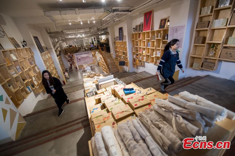 Crowd funding turns garage into 24-hour bookstore(1/7)