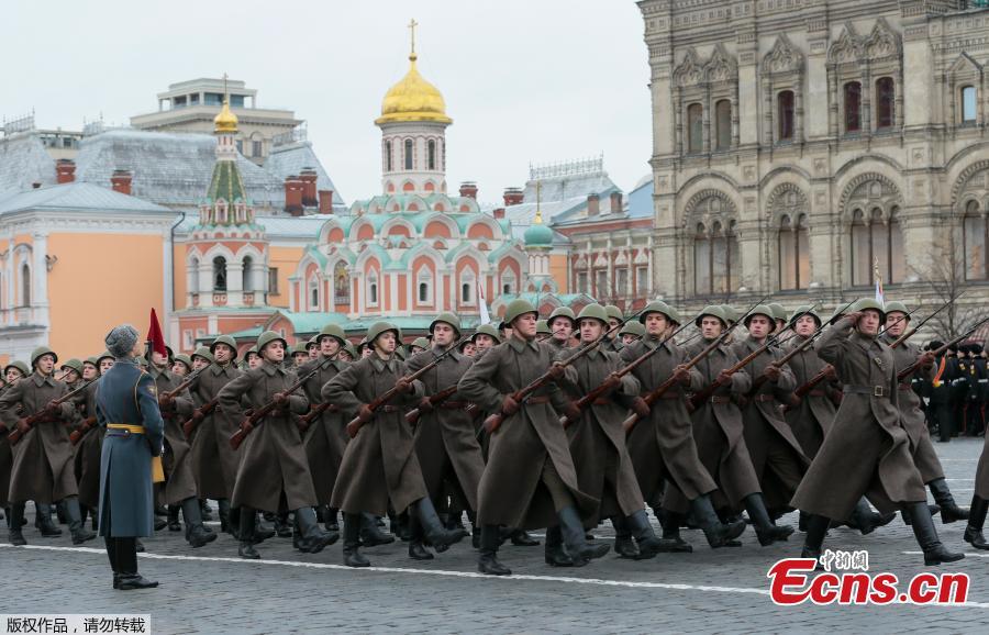 Russian servicemen dressed in historical uniforms wait before a military parade marking the anniversary of the 1941 parade, when Soviet soldiers marched towards the front lines of World War Two, at Red Square in Moscow, Russia, Nov 7, 2017. (Photo/Agencies)