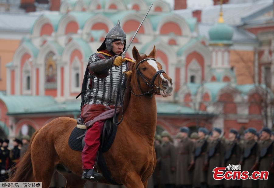 Participants perform during a military parade marking the anniversary of the 1941 parade, when Soviet soldiers marched towards the front lines of World War Two, at Red Square in Moscow, Russia, Nov 7, 2017. (Photo/Agencies)