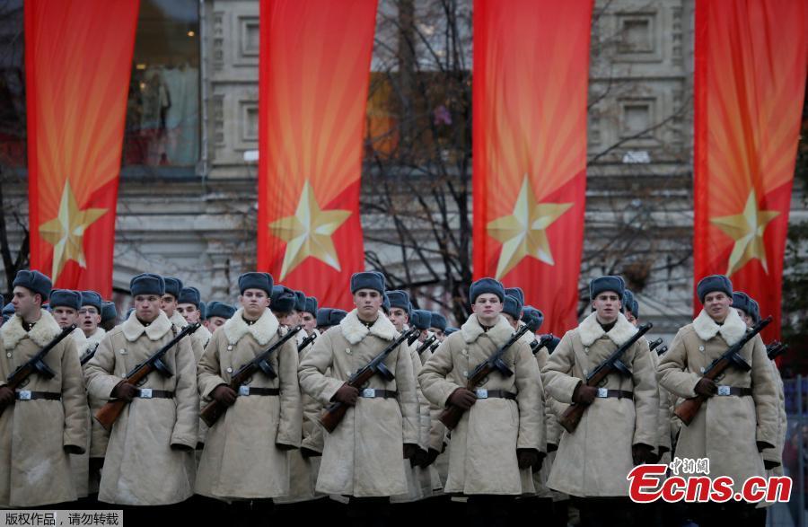 Russian servicemen dressed in historical uniforms wait before a military parade marking the anniversary of the 1941 parade, when Soviet soldiers marched towards the front lines of World War Two, at Red Square in Moscow, Russia, Nov 7, 2017. (Photo/Agencies)