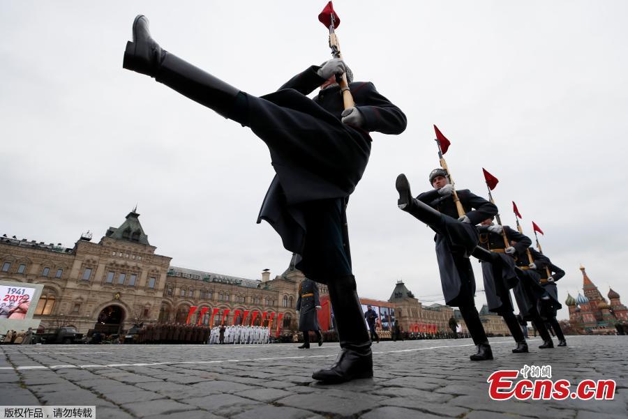 Russian servicemen dressed in historical uniforms wait before a military parade marking the anniversary of the 1941 parade, when Soviet soldiers marched towards the front lines of World War Two, at Red Square in Moscow, Russia, Nov 7, 2017. (Photo/Agencies)
