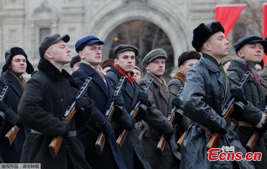 
<p>Russian servicemen dressed in historical uniforms wait before a military parade marking the anniversary of the 1941 parade, when Soviet soldiers marched towards the front lines of World War Two, at Red Square in Moscow, Russia, Nov 7, 2017. (Photo/Agencies)</p>