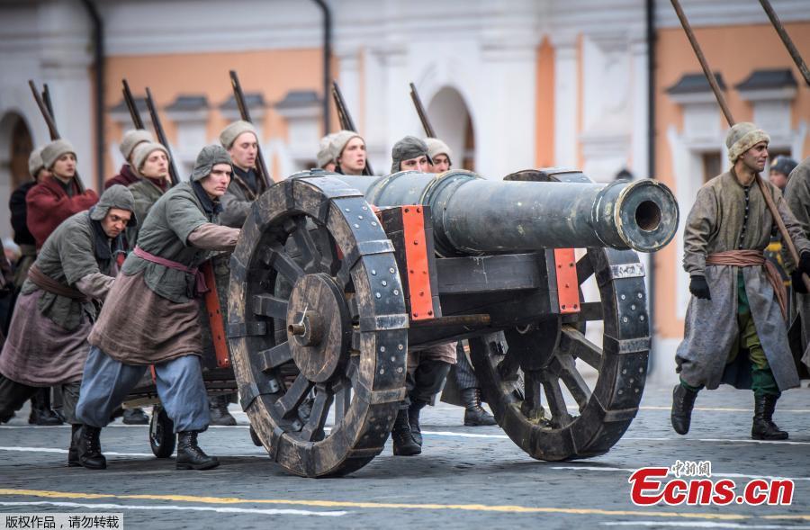 Russian servicemen dressed in historical uniforms wait before a military parade marking the anniversary of the 1941 parade, when Soviet soldiers marched towards the front lines of World War Two, at Red Square in Moscow, Russia, Nov 7, 2017. (Photo/Agencies)