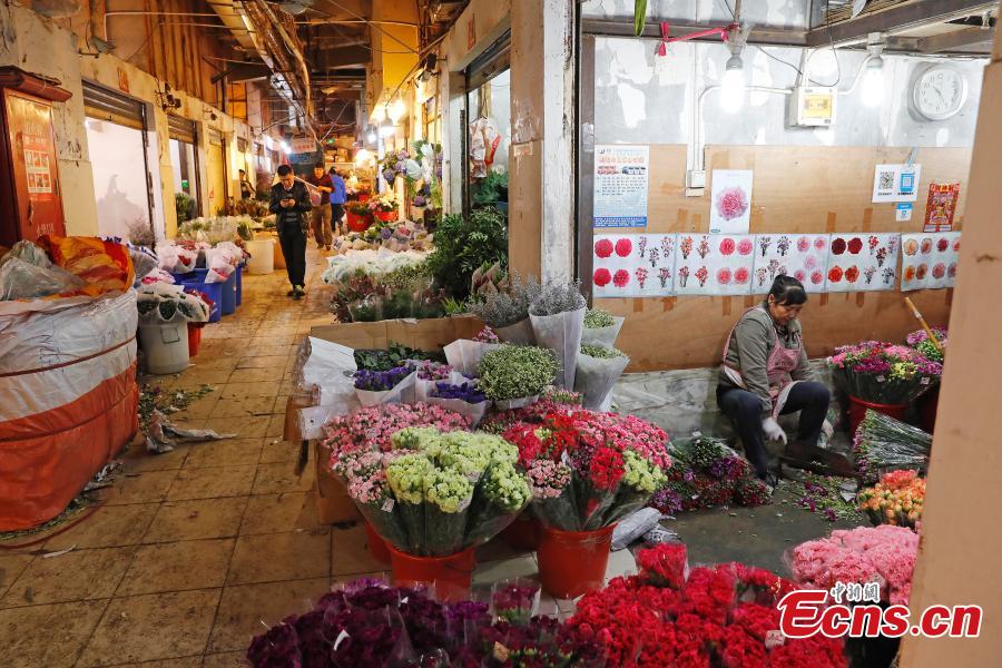 Largest flower market in downtown Shanghai to close(2/6)