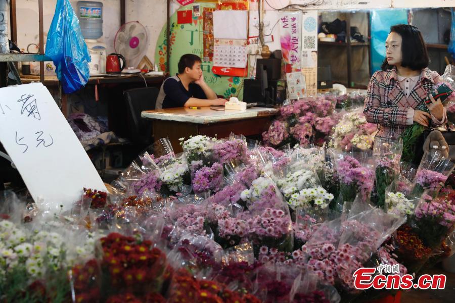 Largest flower market in downtown Shanghai to close(1/6)