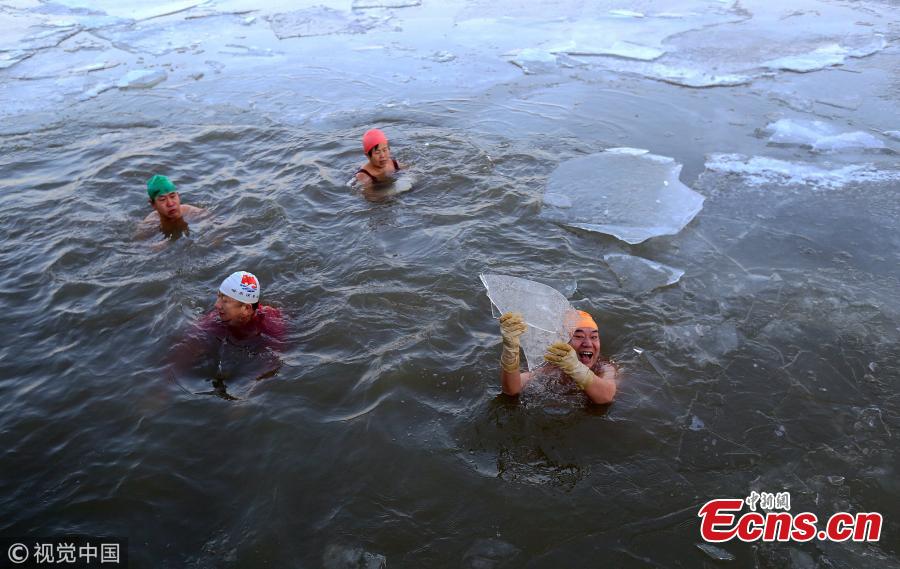 Plunging into cold water in NE China(1/3)
