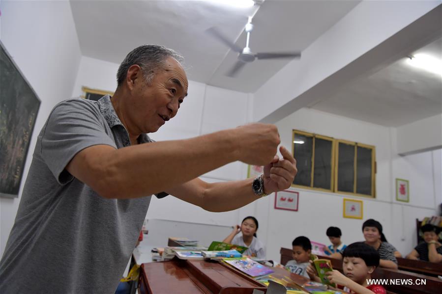 He Xingwu tells stories with sign language at a special school in Nanchang, east China's Jiangxi Province, Sept. 13, 2017. The 74-year-old teacher He Xingwu has worked in the speical school for 23 years. (Xinhua/Peng Zhaozhi)