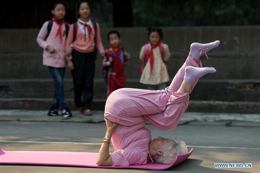 Yue Jingxia exercises yoga at a community in Hefei, capital of east China's Anhui Province, Oct. 27, 2017. Yue, 81 years old, fell in love with basketball when she was a little girl, and learnt to do yoga in 2000. Sports has been part of her life, and she wants to recommend her positive lifestyle to others. (Xinhua/Zhang Duan)