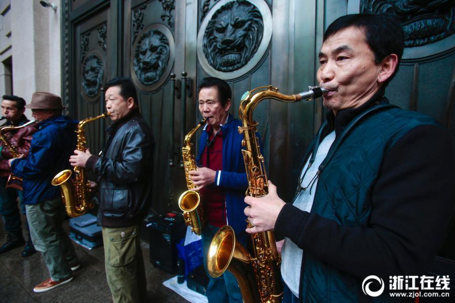 Street art: Enjoy music with senior saxophonist(1/5)