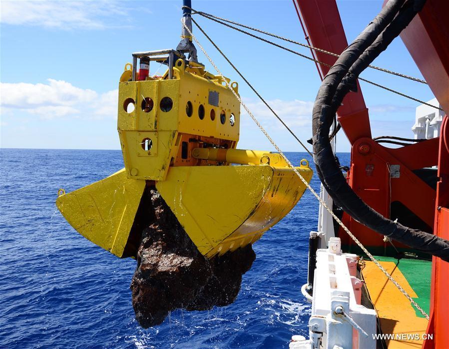 
<p>Photo taken on Nov. 30, 2017 shows a sulfide sample collected from the south Atlantic. Xiangyanghong 01, China's elite science ship, on Thursday collected the sulfide sample weighed around 3 tons, which is the biggest one of its kind in the country. (Xinhua/Zhang Xudong)</p>