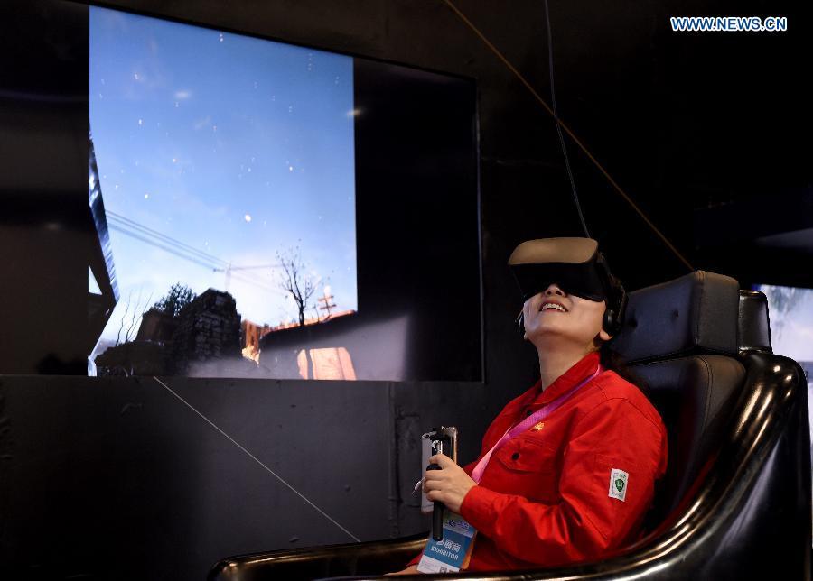 A woman experiencesVR technology at 2017 International Innovation & Entrepreneurship Expo in Beijing, capital of China, Dec. 9, 2017.The three-day expo kicked off at Beijing International Convention Center on Friday. (Xinhua/Luo Xiaoguang)