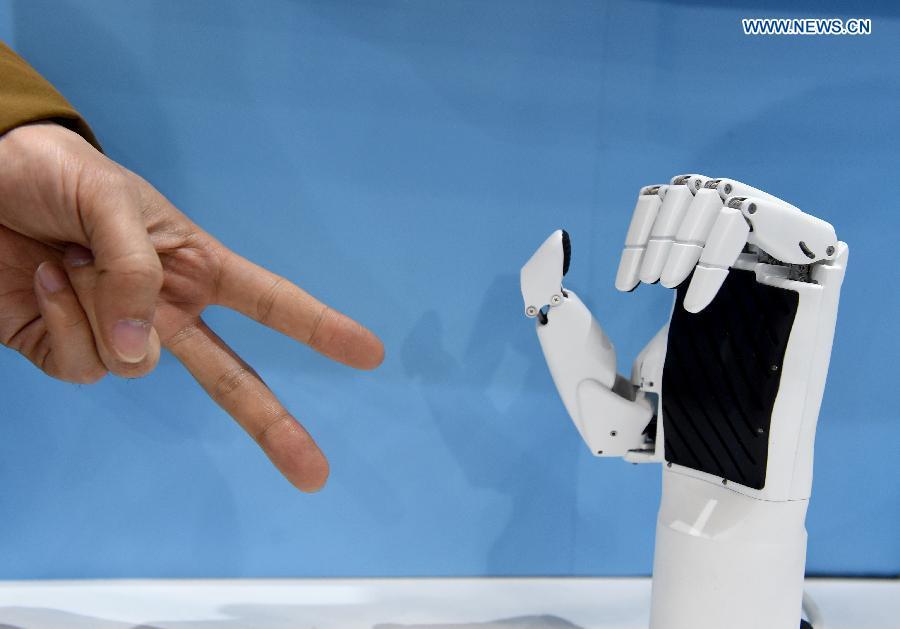 
A robot plays finger-guessing game with human at 2017 International Innovation & Entrepreneurship Expo in Beijing, capital of China, Dec. 9,2017. The three-day expo kicked off at Beijing International Convention Center on Friday. (Xinhua/Luo Xiaoguang)
