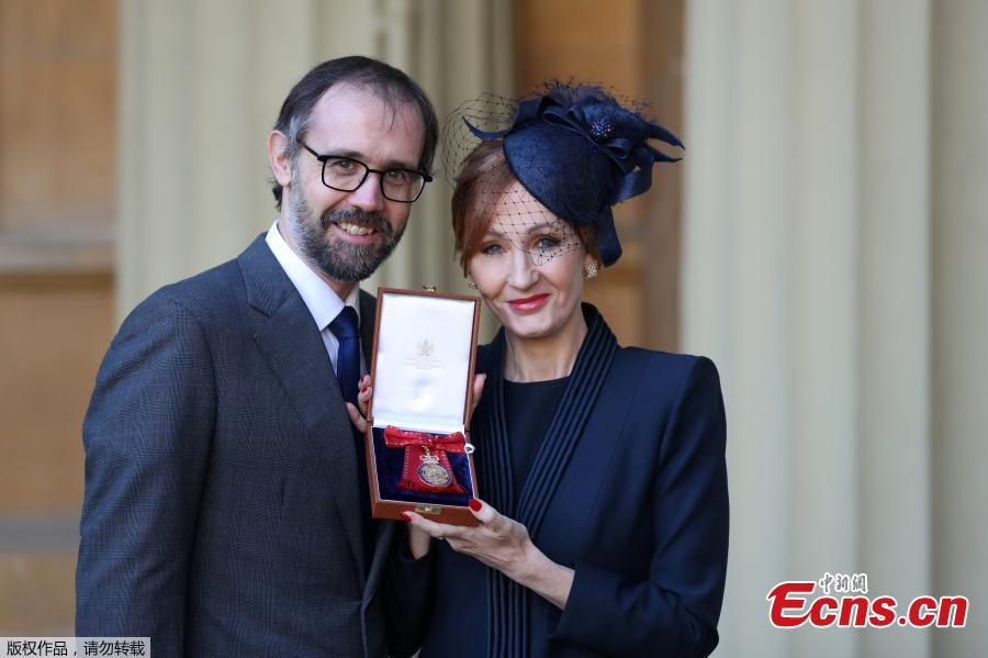 JK Rowling poses for pictures with her husband Neil Murray after she was made a Companion of Honour by Britain\'s Prince William during an Investiture ceremony at Buckingham Palace, in London December 12, 2017. (Photo/Agencies)
