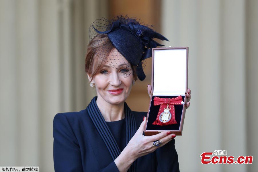JK Rowling poses for pictures after she was made a Companion of Honour by Britain\'s Prince William during an Investiture ceremony at Buckingham Palace, in London December 12, 2017. (Photo/Agencies)