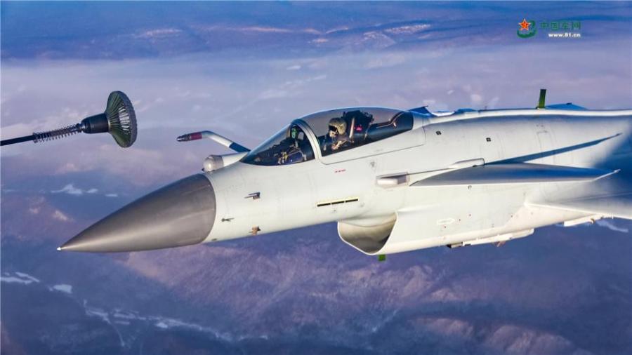 Chinese warplanes conduct aerial refueling training (1/5)