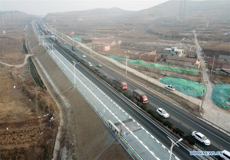 A solar expressway is seen in Jinan, capital of east China\'s Shandong Province, Dec. 28, 2017. China on Thursday opened a 1-km section solar expressway for testing. Solar panels are laid beneath part of a ring road surrounding Jinan. The road surface is made of a transparent, weight-bearing material that allows sunlight to penetrate. The panels, covering 5,875 square meters, can generate 1 million kwh of power in a year, enough to meet the everyday demand of around 800 households.(Xinhua/Zhu Zheng)