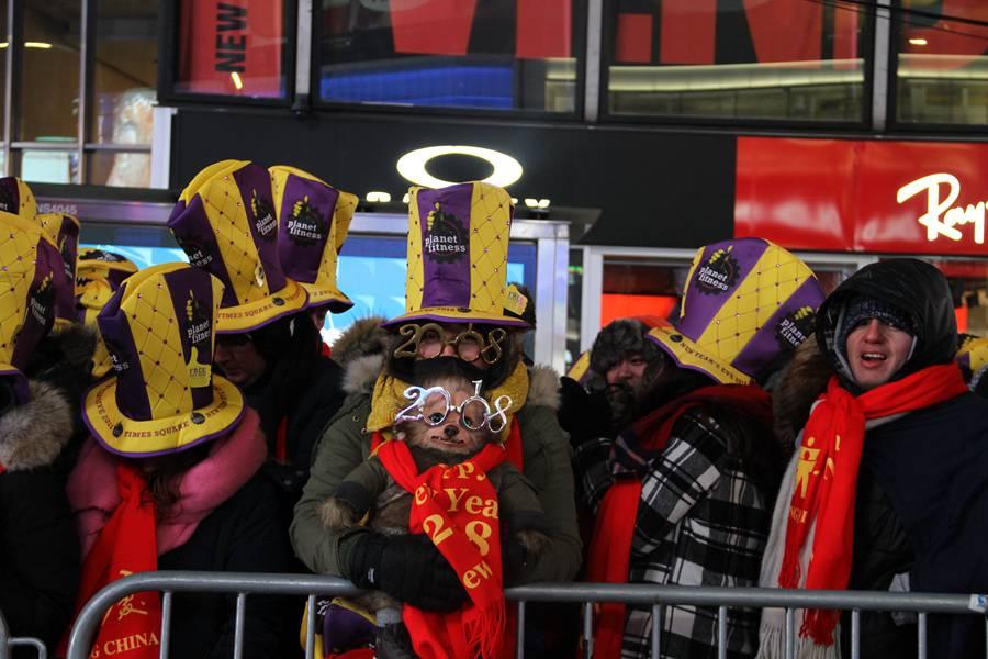 Residents join the 2018 Times Square New Year\'s Eve countdown on Sunday. [Photo/chinadaily.com.cn]